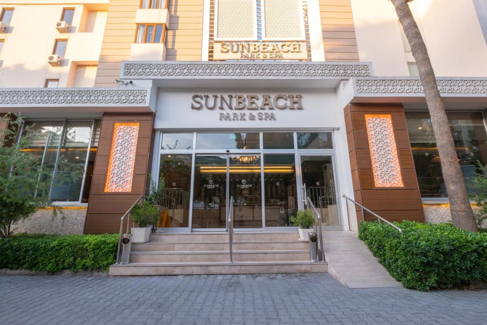 Ulaz u hotel sa staklenim vratima · Sun Beach Park Hotel, Side